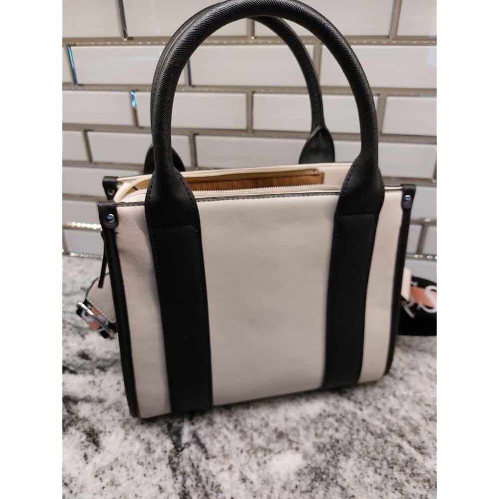 GUESS Black and Cream Handbag/Purse Excellent Condition - Picture 3 of 6